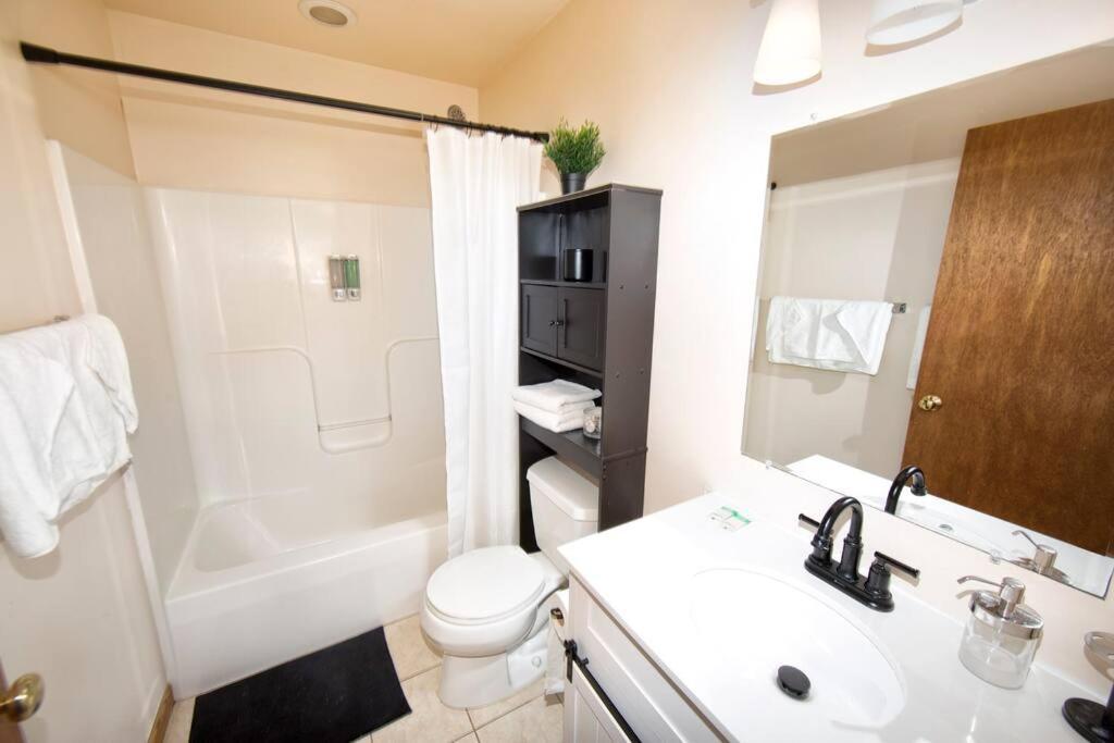 Tucked Away Off Brady - 4 Beds Leilighet Milwaukee Eksteriør bilde